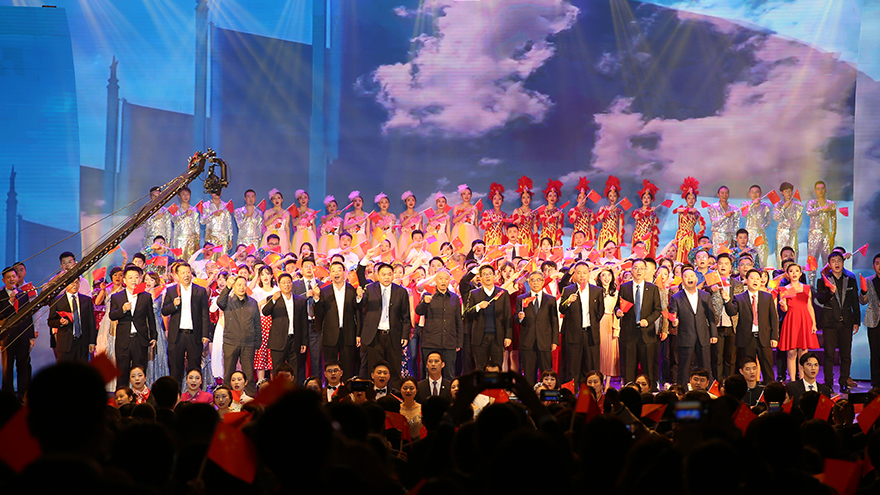 13全体演职人员合唱《我和我的祖国》