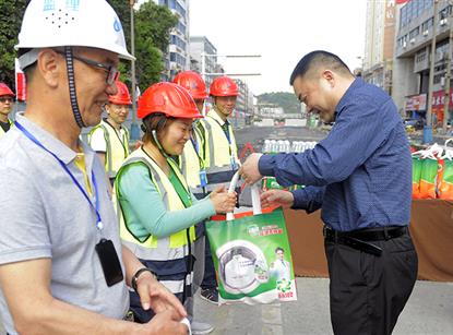 肖林董事长看望慰问剑南路改造项目建设者