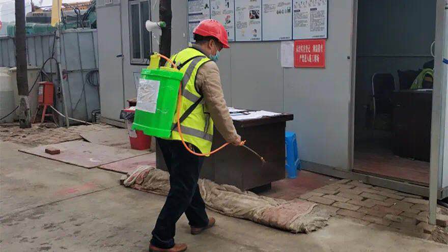 防疫期间,嘉来建工各项目设立专门的隔离观察室,配备防疫卫生专员