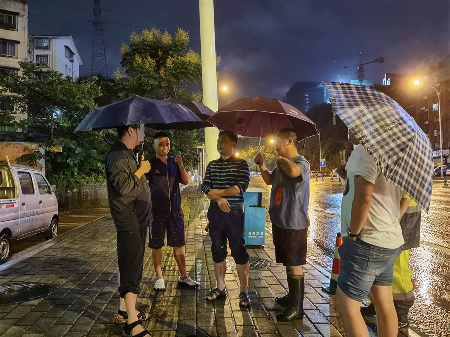 13-建工董事长邓章军、总经理吴兵15日晚23时绵吴路口巡查,道路积水已退去,车辆正常通行_副本 13-建工董事长邓章军、总经理吴兵15日晚23时绵吴路口巡查,道路积水已退去,车辆正常通行_副本