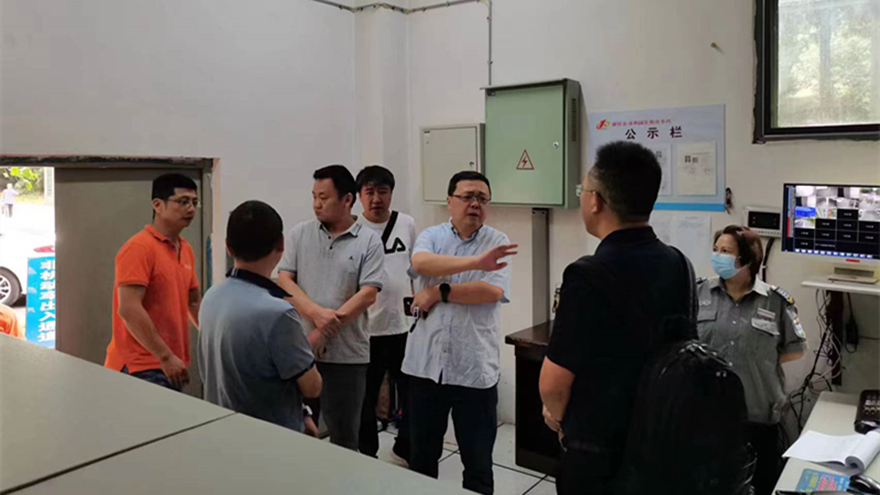 5.集团党委委员、副总经理倪丹查看西园公租房安全情况_副本