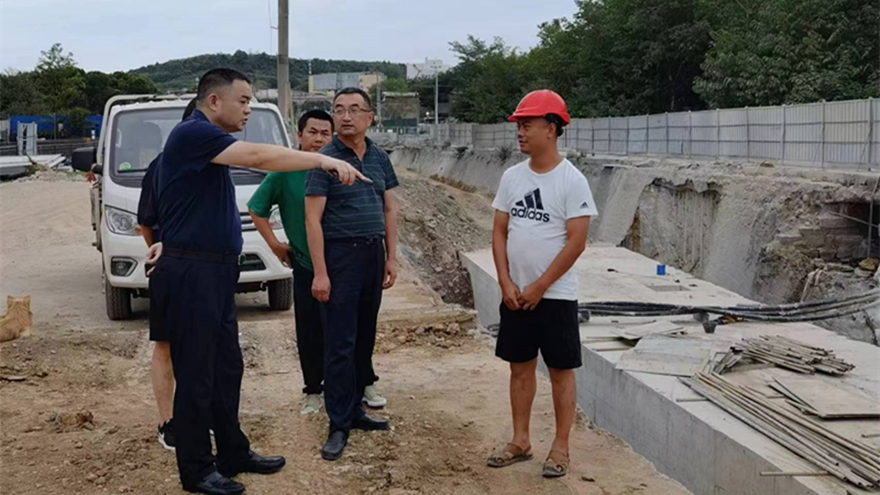 1.集团党委书记、董事长肖林查看南山路道路及排水补短板工程项目安全情况_副本