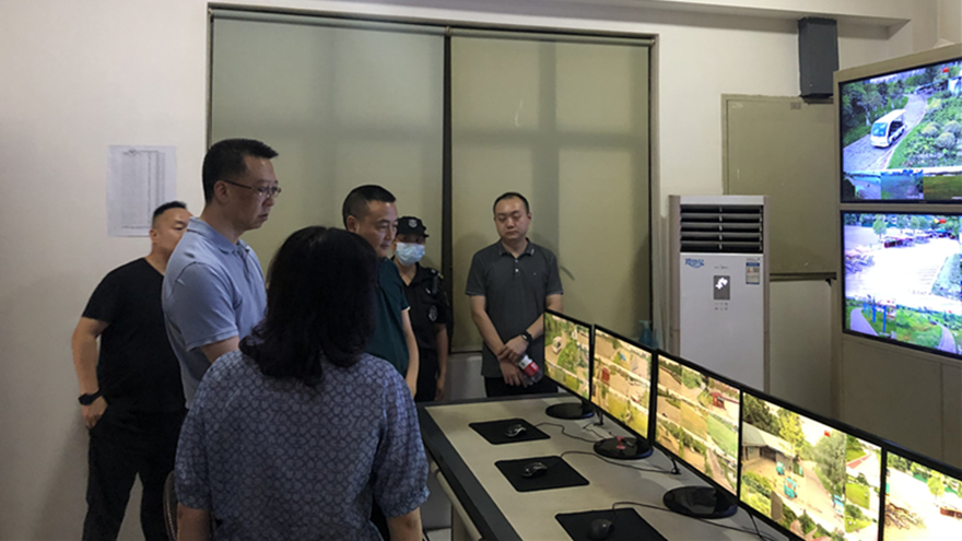 3.集团党委副书记、董事张雁和集团党委委员、纪委书记赵成云查看小枧生态公园监控室运行情况_副本