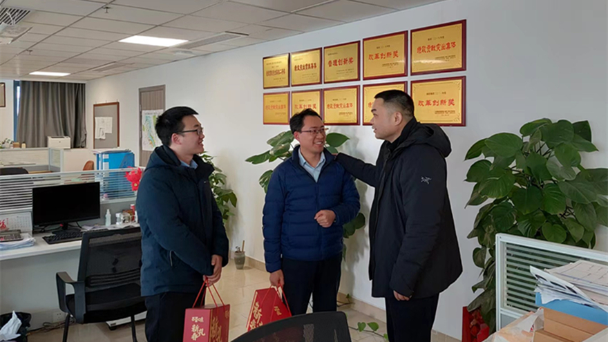 01集团党委书记、董事长肖林看望慰问坚守岗位职工