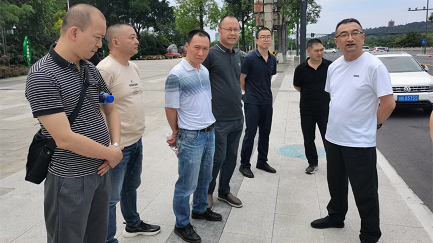 检查组在南山路项目现场开展安全隐患督导检查