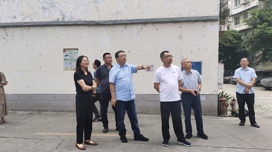 检查组在新华小区现场开展安全隐患督导检查