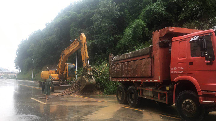 7月11日，桑林坝项目清理塌方现场