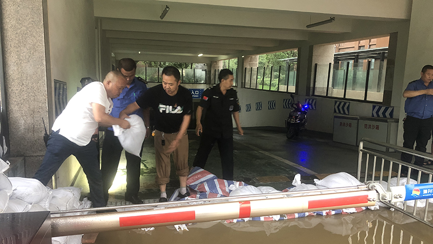 参与“玫瑰花城”地下车库现场救援