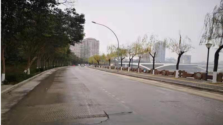 1.滨河北路东段路面提升改造前 1.滨河北路东段路面提升改造前