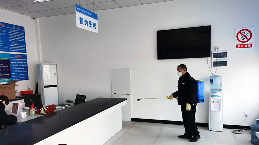 对办公区域进行消毒
