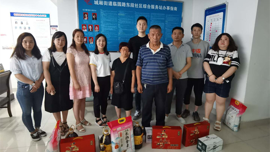 志愿者与受慰问的群众合影