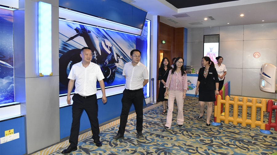 考察组在温泉考察3_副本