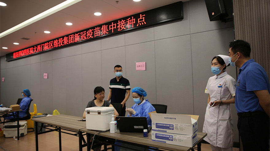 图片4:现场疫苗接种 图片4:现场疫苗接种