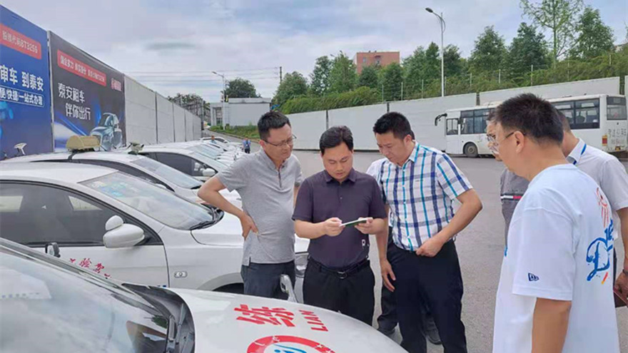 集团副总经理邓章军检查绵实股份教练车用气安全 集团副总经理邓章军检查绵实股份教练车用气安全
