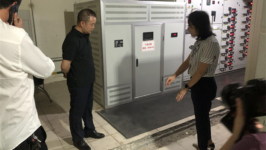 集团董事王玉梁检查建设大厦配电室安全工作 集团董事王玉梁检查建设大厦配电室安全工作