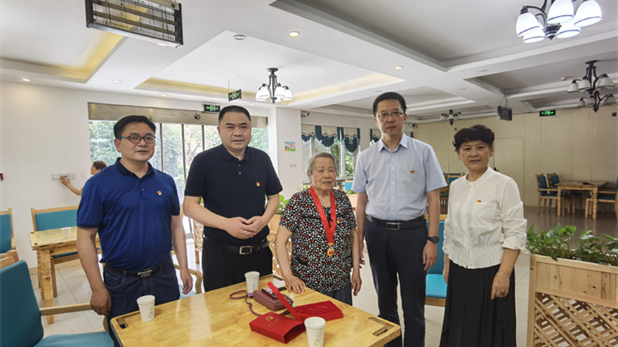 绵投集团党委书记、董事长肖林，党委副书记、董事张雁慰问张清珍同志现场[1]_副本