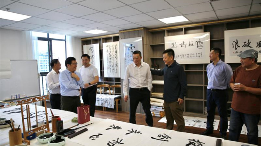 程总参加书画兴趣小组