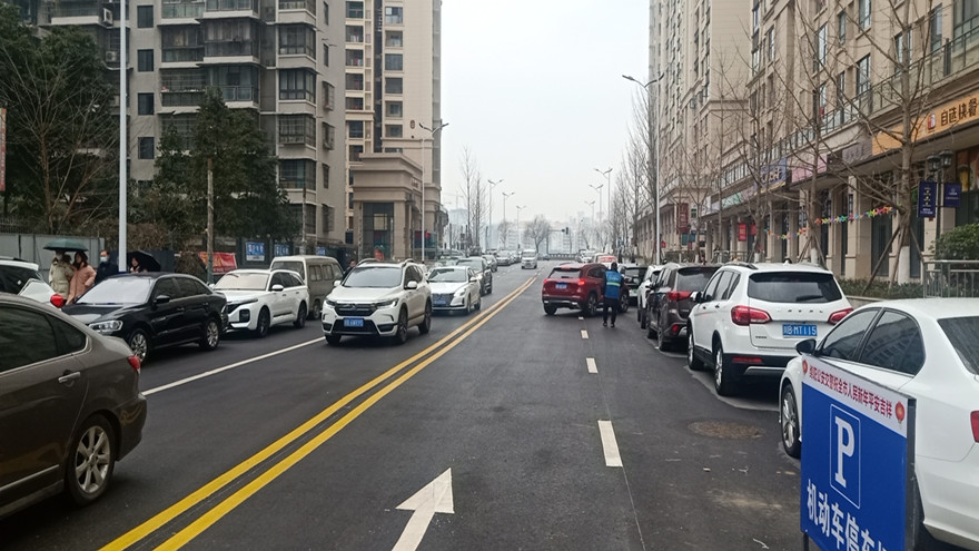 停车引导、秩序井然 停车引导、秩序井然