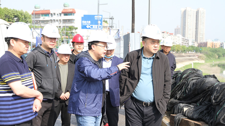 集团公司党委书记、董事长肖林在滨河南路道路综合改造工程督导项目建设_副本
