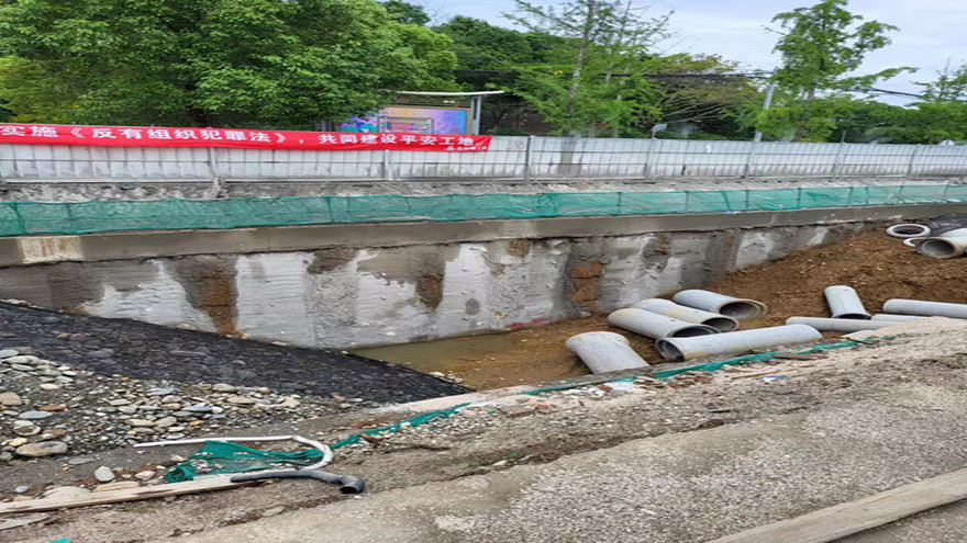 南山路道路及排水改造补短板工程项目现场开展防汛检查_副本