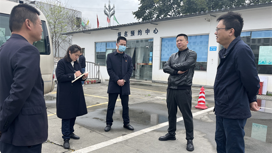 检查组与报名人员、教练员交流